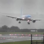 【衝撃映像！】英ブリストル空港でクラビング着陸に成功した！機長はなぜリスクある着陸を決断したのか